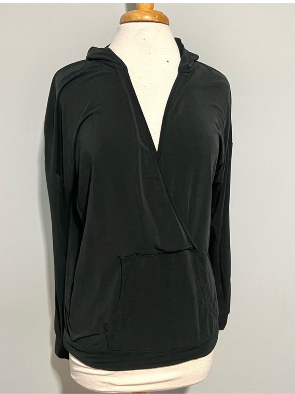 A Pea in the Pod Maternity Postpartum Black Hoodie Sweatshirt size S Maternity